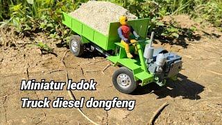 Truck diesel dongfeng bekerja memuat pasir