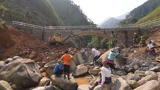 cầu CHỐNG TÀU.gom đá to mở thoáng lòng suối.bà con dân bản tháo gỡ sắt cống cũ.​⁠@vituyen3657