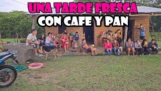 Que bien se disfruta el café con pan después de una fuerte lluvia.