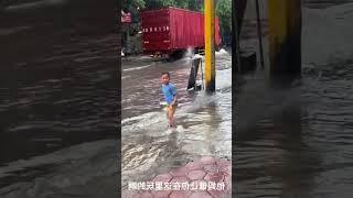 Thấy thằng bé nghịch nước mưa nên chú ấy bảo nó về