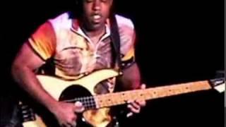 VICTOR WOOTEN "FReTLess"  Solo