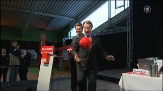 Franz Müntefering beim Ball hochhalten (2009)