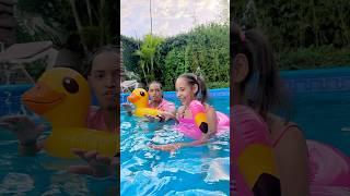 Cuando una niña ve una piscina ‍️ #piscinas #shorts #comedy