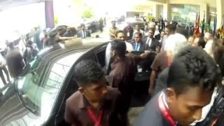 Sri Lanka: President Mahinda Rajapaksa doorstepped