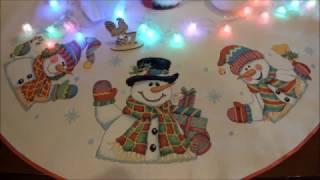 СП"Любимый Dimensions" 8823 Three Snowmen Tree Skirt Финал