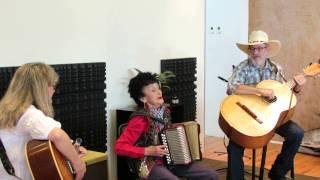 She'll Be Comin' Round the Mountain When She Comes (Spanish and English)
