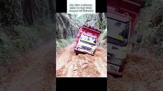 mobil  truk oleng dalam jalan ber lumpur#automobile #fyp #viralvideo  #trukoleng #truksawit
