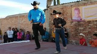 Roberto xavier marin y su papá canta la canción de -el gato y al raton-