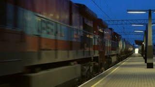 [] Locomotives C36-7i 1529+1513 with an extra long train at Lagedi station