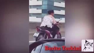 Gila nekat banget ibu ini lewat jalan tol