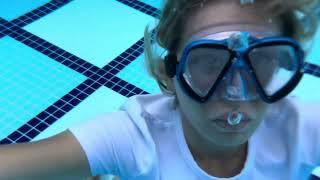 Get wet in the pool with underwater shooting / Wetlook Miss Viki