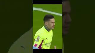 Defesa absurda o Ederson!