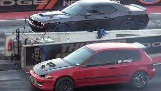 Honda Civic vs Hellcat - drag racing