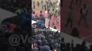 Видео: Фарғонада ўйиндан сўнг футболчи ва муҳлислар ҳакамни калтаклади