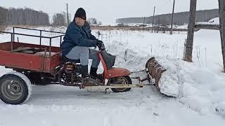 Первая уборка снега на мотороллере муравей