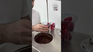 КЛУБНИКА  ПОЛИТАЯ ГОРЯЧИМ ШОКОЛАДОМ, НЕ ОТСТАЕМ ОТ ТРЕНДА