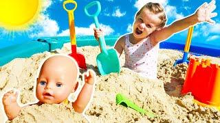 Maya und ihre Baby Born Puppe. Sandspiele mit Baby Born. Puppen Video für Kinder