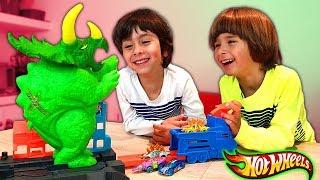 HOT WHEELS CITY SMASHIN TRICERATOPS !! DANI and EVAN accept the CHALLENGE !!