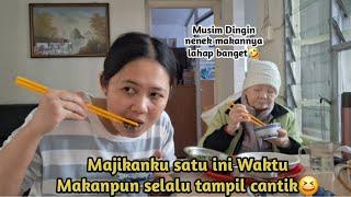 Majikanku satu ini Waktu Makanpun selalu tampil cantik