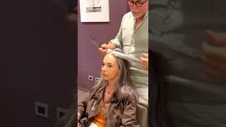 Un taglio corto su capelli bianchi molto chic ed elegante
