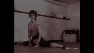 Zirkusgirl Yvonne Stretching Workout Spagat Achselhaare Nostalgie