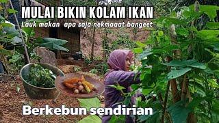 Kolam ikan. Nanam sayur. Kalau ada mau masak tidak perlu beli. Berkebun sendirian dalam hutan.