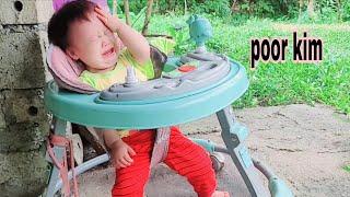 The difficult life of a single mother and child every day