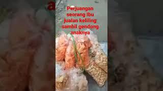 ibu gendong anaknya sambil jualan keliling subhanaallah...