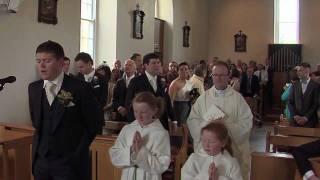 Groom sings bride up the aisle