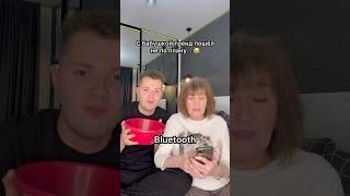Бабушка читает слова на английском  #shorts