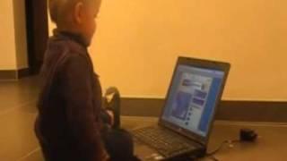 2 jaar en kwistig op de laptop