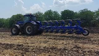 Трактор New Holland T7070 + плуг New Holland PXVS6