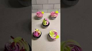 tri-color piping tutorial. #cakedecorating #cupcake #tutorials