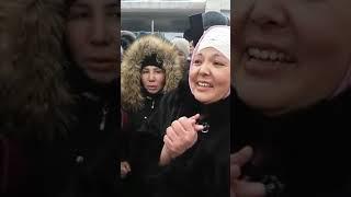 В Астане  митингуют многодетные, говорят как есть. Народ прибывает