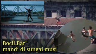 Keseruan Bocil" Mandi di Sungai Musi
