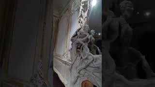 2025.05.23 Москва. Новый Театр. Камин с зеркалом в фойе