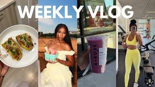 WEEKLY VLOG: CHILL WEEK AT HOME, GYM PAYING OFF, STRAWBERRY PICKING, NEW RECIPES + CHICK FIL A HACK
