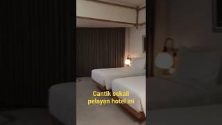 Cantik sekali pelayan hotel ini