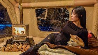 소나기 내리는 소나무 숲속에서 화목난로 설치하고 포근하게 즐기는 솔로캠핑｜캠핑 ASMR