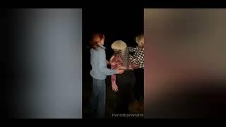 Tengo nuevo IG y un video de una mujer a la que dos desconocidas le hacen calzon chino (wedgie)