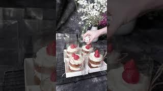 Порционный десерт под куполом с клубникой