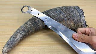 In 5 minutes, this man created an extraordinary craft, a knife full of buffalo horn. AMAZING!