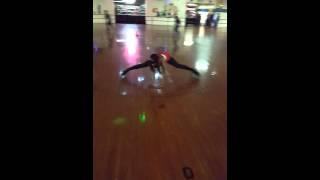 LadySkate Lady does spinning Splits on skates!