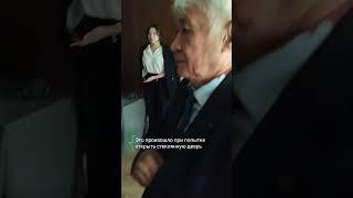 Турсунбек Акун разбил стеклянную дверь в отеле и поранил голову