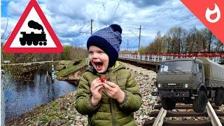 Утонувшая дорога /Паводок в посёлке/ жд переезд и интересные поезда