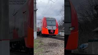 Электропоезд ЭС1 отправляется со станции Ессентуки #ржд #поезд #train #электропоезд #эс1 #ласточка