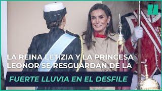 La reina Letizia y la princesa Leonor se resguardan de la fuerte lluvia en el desfile