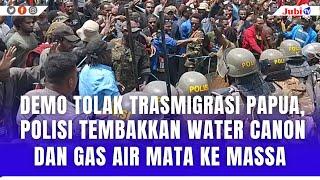 DEMO TOLAK TRASMIGRASI PAPUA, POLISI TEMBAKKAN WATER CANON DAN GAS AIR MATA KE MASSA