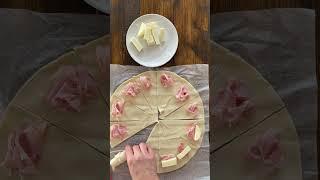 cornetti di pasta sfoglia salati con prosciutto e formaggio