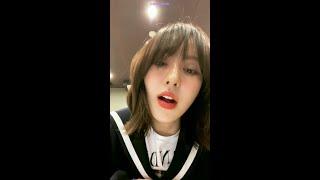 Wendy – Singing #61: "Yeogi i geori, mundeuk na cheomi aninga bwa, wabon geot gata" (1)